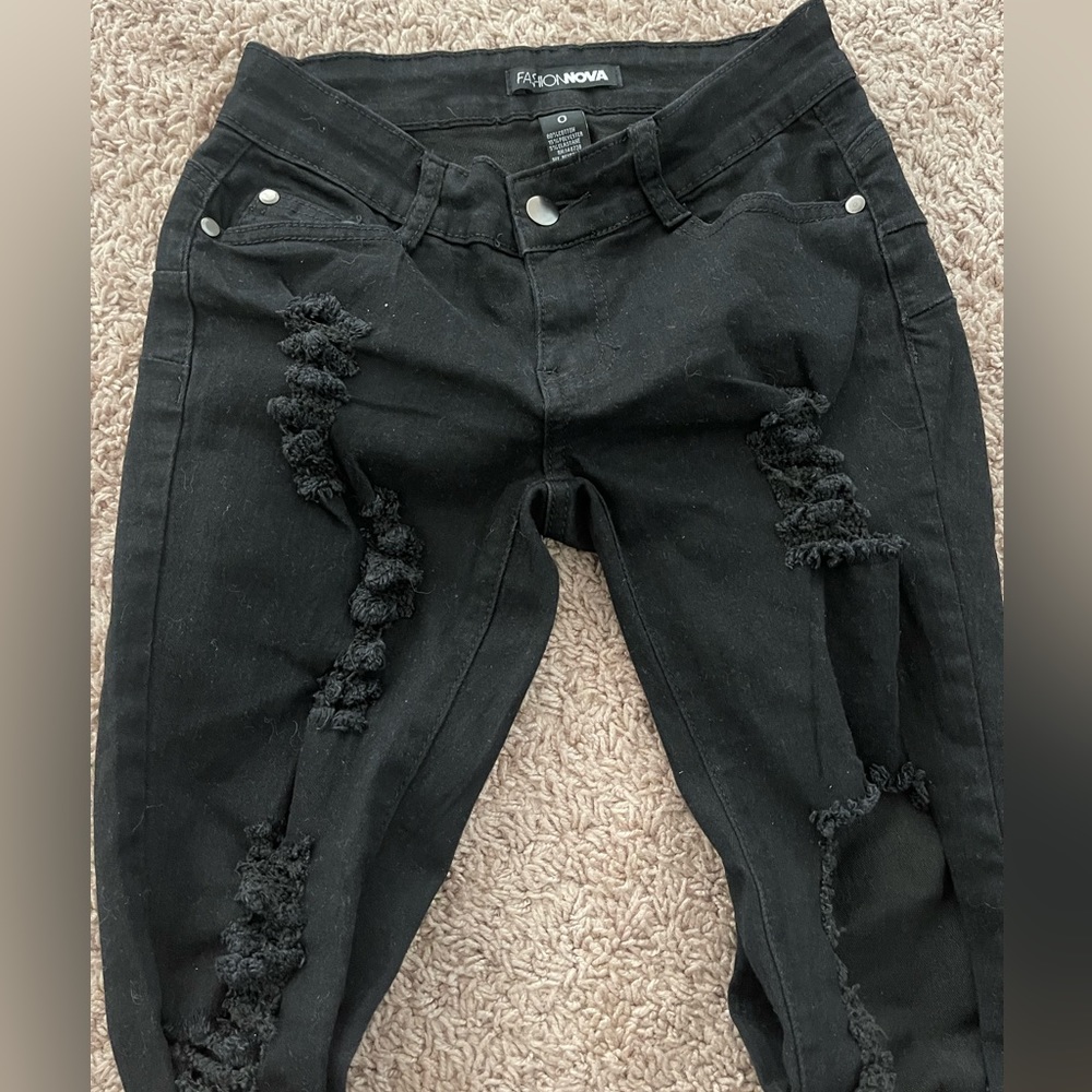 Ripped fashion nova jeans (HIGH RISE)